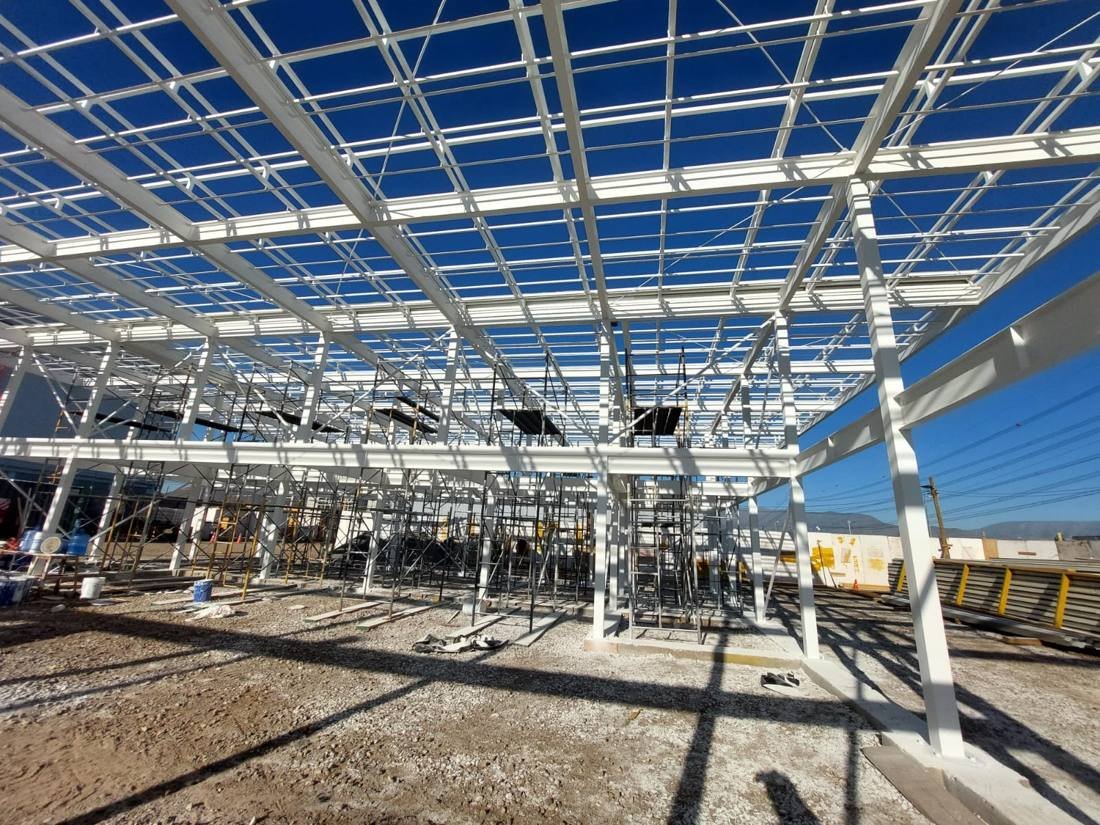 Estructura metálica de techumbre vista desde el interior