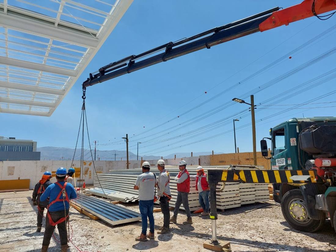 Equipo de montaje recibiendo planchas en terreno