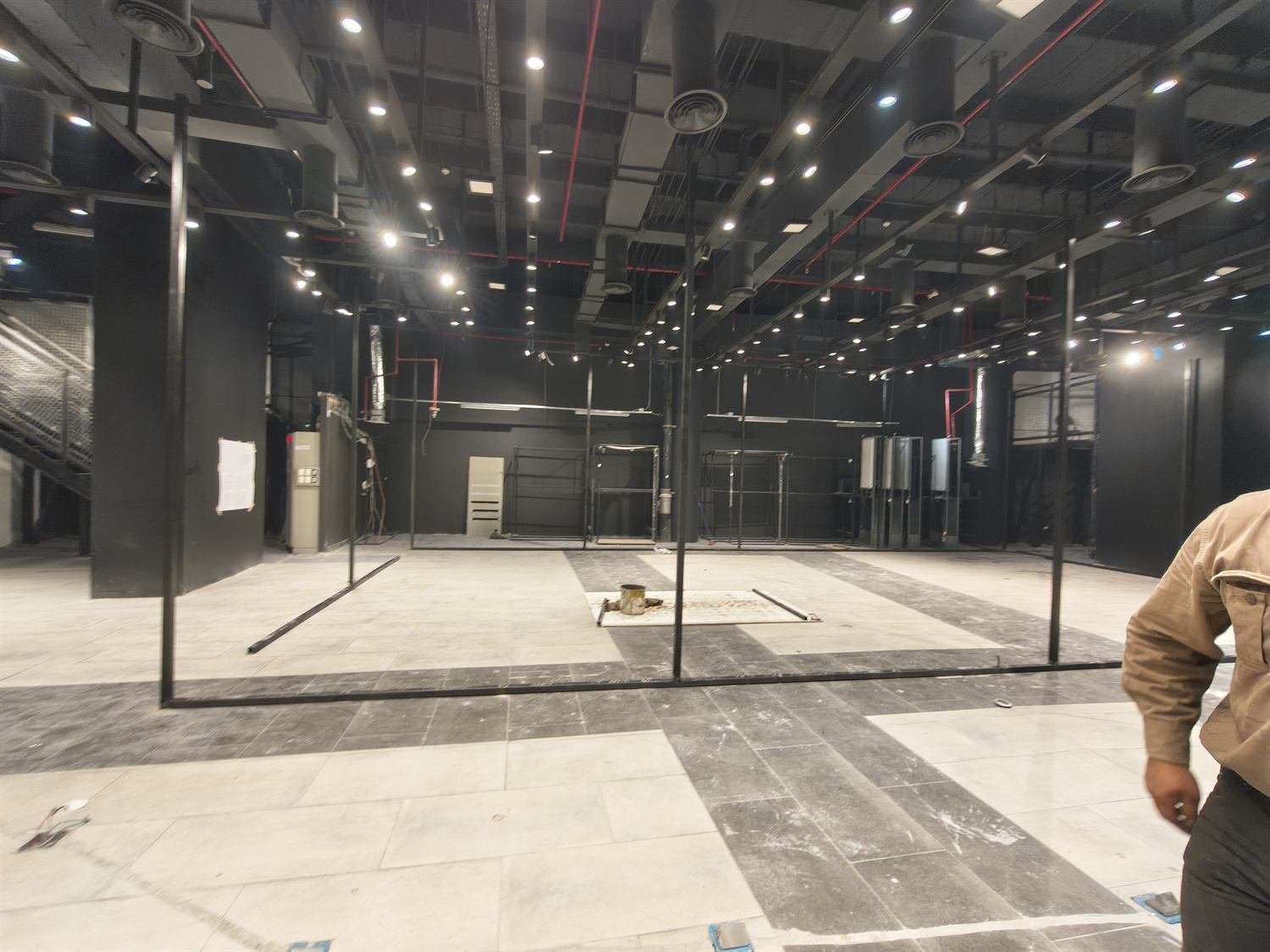 Local en obra con los marcos metálicos de las canchas ya montados