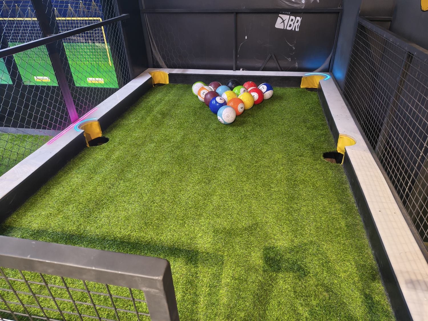 Mesa de futbolpool con estructura metálica y pasto sintético