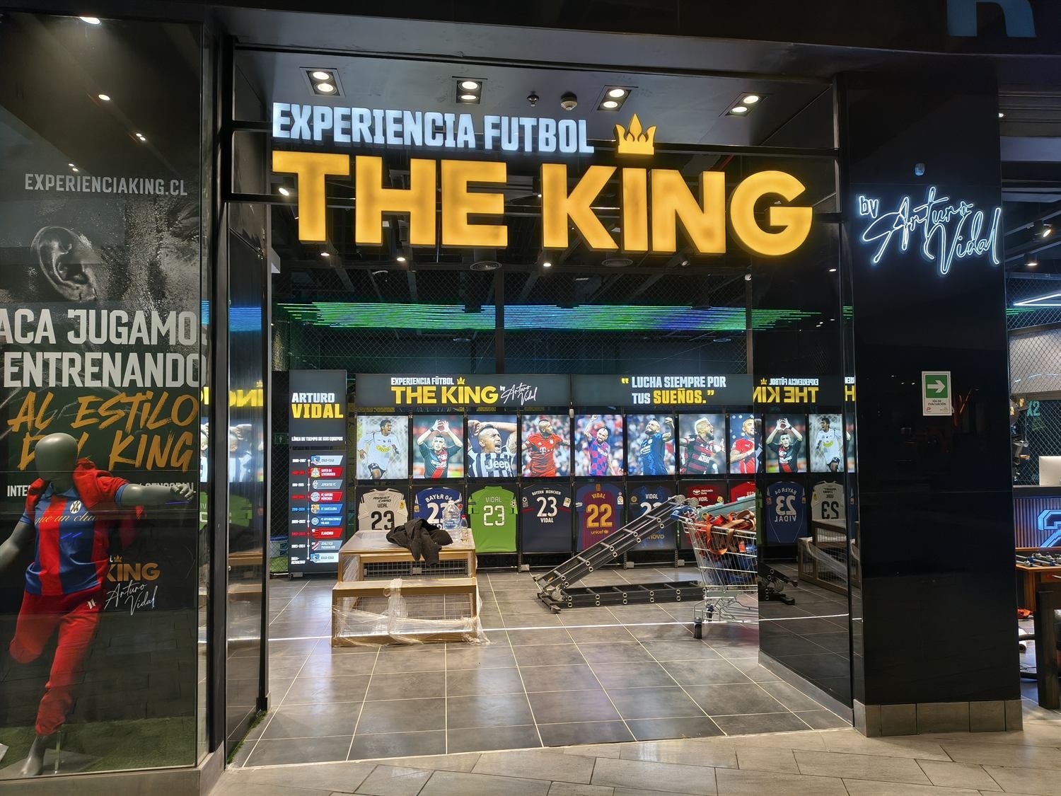 Fachada terminada de la tienda Experiencia Fútbol The King