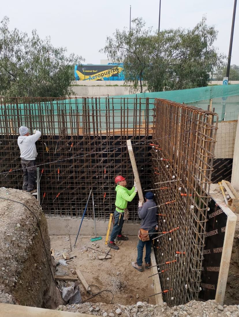 Trabajadores armando la enfierradura del muro perimetral