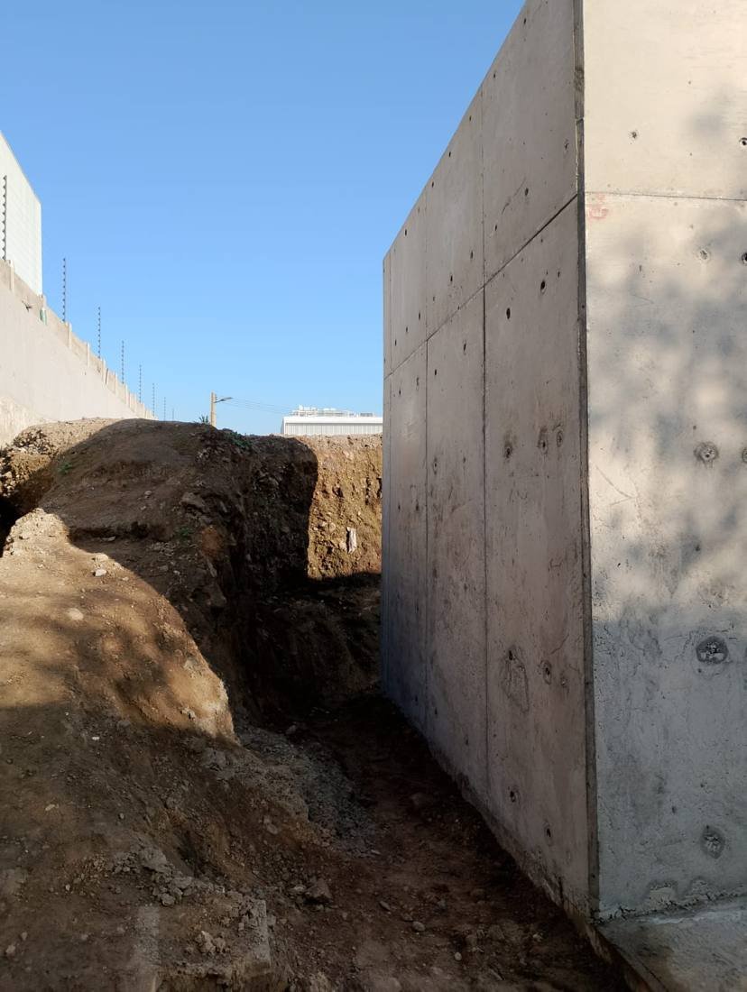 Paño de hormigón terminado junto a la excavación