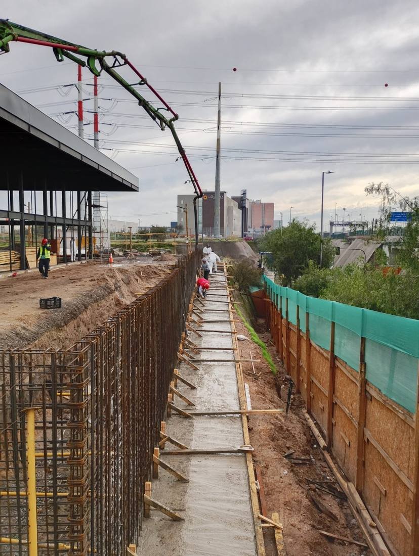 Vista longitudinal del muro de contención junto a faena vial
